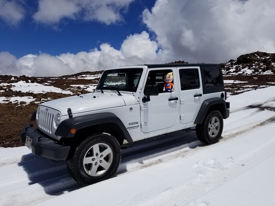 Not a usual site: a vehicle with Hawaii license plates driving in the snow ...in Hawaii ...in May. Photograph: Weatherboy