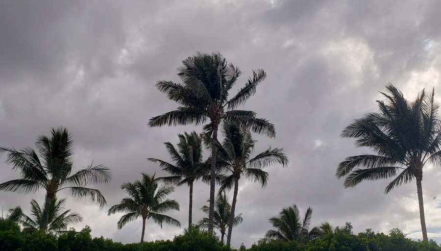 Dark clouds are beginning to roll into Hawaii now ahead of what could be severe impacts tomorrow. Image: Weatherboy